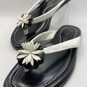 Antonio Bossi Size 8 Black White Leather Daisy Flower Sandals Size 8 NWT